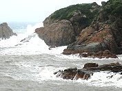 　因應颱風侵襲，東引地區漁船駛進船渠避風。（圖／文：陳其敏）