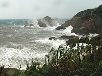 　東引北海坑道海域在颱風引進的西南氣流的擾動下，激起驚濤駭浪景觀。（圖／文：陳其敏）