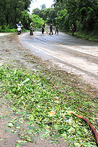 　鳳凰颱風肆虐，南竿山線道路是滿目瘡痍，軍方及縣府相關單位人員立即出動處理。（圖／文：曹重偉）