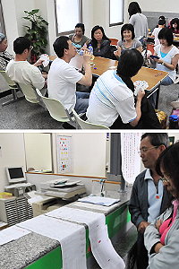 　南竿機場二天沒班機起降，正班機優先候補名單是長長二大條，部分旅客乾脆打牌消磨時間。（圖／文：曹重偉）