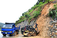 　南竿機場往介壽村道路發生小坍方，災害應變中心接獲通知後，立即通知主管機關派員前往處理恢復道路通暢。（圖／文：劉秋月）