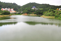 　中颱「鳳凰」雨水頗豐，也讓曝光一年多的「乾旱指標」總算回到水裡，勝利水庫難得一片湖光水色。（圖／文：曹重偉）
