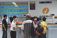 　時間已到下午二時，部份旅客匆忙從機場趕來，準備搭船至馬尾。上午臺馬輪與閩珠貳號幾乎同一時間離港。（圖／文：鄭慧菁）