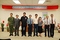 　國立馬祖高中舉辦97學年度校長迎新送舊典禮，眾人齊聚感謝陳善茂校長過去奉獻教育的努力，並歡迎新任校長蔡國強到任，期許其承先啟後再創馬中高峰。（圖／文：劉秋月）