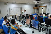 　暑期夏令營電腦班開課，低年級二十多位學生齊聚電腦教室，但還是有人「忘了」要上課，提醒家長注意陸續開課的夏令營各梯次時間。（圖／文：劉秋月）