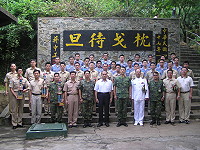 　海軍馬祖基地指揮部成軍六十週年，馬防部副指揮官陳敬忠、海指部指揮官林雪民與海軍弟兄合影留念。（圖：海軍馬祖基地指揮部提供）