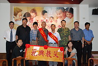 　南竿鄉今年模範父親曹棠偉、林&#20165;子接受各界表揚。（圖／文：鄭慧菁）