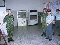 在副指揮官陳將軍的陪同下,副司令視導防區內通資電各項重要設施,隨後聽取業管人員戰備整備簡報,並指示防區各單位應妥善運用資料庫,並落實「程序、步驟、要領」等基本原則,貫徹執行各項戰訓驗證課題,方能確保通資系統功效。(圖/文:陳志堅)