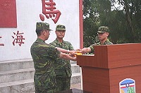 在副指揮官的見證下,新任連長接下印信,過程簡單卻莊嚴隆重,副指揮官表示,本部連主要任務為支援防衛部各項勤務,角色十分重要;因此,全連官士兵應服膺新任連長之領導,以求各項任務順利達成。(圖/文:陳志堅)