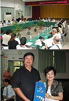 　銘傳大學校友總會理事長盧明珠率理、監事參與馬祖校友會成立，並代表校方致贈縣長陳雪生紀念品，感謝他任內牽成。（圖／文：鄭慧菁）