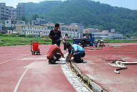 　福澳運動場PU跑道重新鋪設工作正式展開，教育局表示為施工所需，將拉起警示線，自即日起至九月底暫停開放使用，敬請民眾配合。（圖／文：劉秋月）
