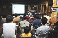 　觀光局特邀賀廣義老師主講「穿越眾廟之門－馬祖的民間信仰」，故事主軸之間穿插不少迭聞異事，讓觀眾聽得津津有味。（圖／文：曹重偉）