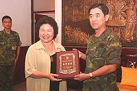 高雄市長陳菊致贈防區感謝紀念牌。(圖/馬祖防衛指揮部提供)