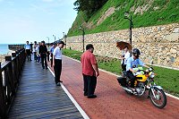 　不守法情形嚴重，福清步道快成了「堤外便道」，連議長率多位議員及官員前往縣政考察期間，違規駕駛都敢大剌剌的騎過去。（圖／文：曹重偉）