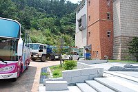 　民俗文物館前停放大型工程車，造成一般遊覽車停放困難，民眾反映影響景點觀瞻，文化局表示，停車場僅供遊客使用，未來禁止工程車停放，違者報警處理。（圖／文：劉秋月）