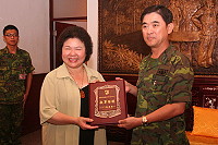 指揮官特頒贈「敬軍楷模」獎牌予高雄市政府勞軍團,以感謝勞軍團不辭辛勞至偏遠外島地區關懷國軍。(圖/文:陳志堅)