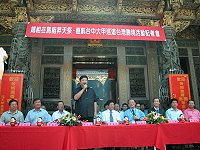 　為直航台中暖身，縣長陳雪生率隊抵大甲鎮瀾宮召開「媽祖在馬祖昇天祭，馬祖直航大甲記者會」，並上香祈福活動順遂，再創歷史性的一刻。（圖：連江縣政府提供）