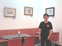 馬祖年輕人展現繪畫天份,林蓓芸「機場咖啡」展出作品,認真甜美人如其畫,需要鄉親不吝加油打氣。(圖:芙蓉海畫會提供)