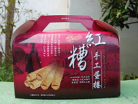 「紅糟蛋捲」禮盒十分精緻,送禮大方,自用更是美味。(圖/文:鄭慧菁)