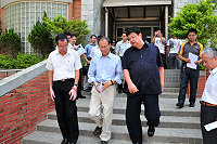 　福建省主席薛香川（中）上任後首次率省府團隊抵馬訪視，縣長陳雪生、立委曹爾忠是全程陪同並即時說明，爭取中央支持與認同。（圖／文：曹重偉）