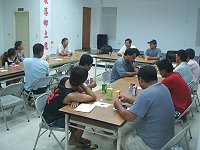 　鄉長柯玉官邀請東莒社協理、監事進行花蛤節活動的檢討會議。（圖／文：林冰芳）