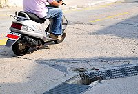 　清水廣場水溝蓋破損，機車騎士可得特別當心。（圖／文：曹重偉）