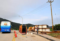 台電馬祖區處為因應珠山電廠首波發電機組運作及配合觀光政策,派工在清馬道路段進行線路地下化作業,讓該處的濱海景致不再被密集的電桿所破壞。(圖/文:曹重偉)