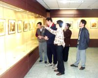 「畫筆下的馬祖」雙人展，參觀的軍民對兩位畫家的功力表示讚嘆。（圖／文：曹重偉）