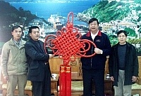 福州馬尾經濟文化交流合作中心訪問團拜會縣府,並贈送縣長陳雪生一具大型的中國如意結做紀念。(圖/文:曹重偉)