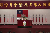 指揮官於會中表示,由於今年適逢八二三砲戰五十週年紀念,雖然兩岸情勢有逐漸和緩的趨勢,但全軍官兵更應瞭解,只有堅實的國防,以及全體國人對「全民國防」政策的支持,才是確保國家安定發展最重要的屏障。(圖/文:陳志堅)