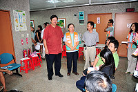 衛生局特邀台大肝病團隊為肝功能異常的民眾做超音波檢查,許金川教授在縣長陳雪生、局長劉增應陪同下到場,受到民眾熱烈歡迎。(圖/文:曹重偉)