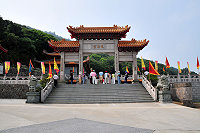 媽祖金身直航台中進香活動今晚出發,天后宮廟方在廟門前及路線沿途都插滿旗幟,來訪的觀光客也覺得更有節慶味道。(圖/文:曹重偉)