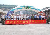 　基隆市長張通榮率市府一級主管三十餘人到東引勞軍，受到熱烈歡迎。（圖／文：陳其敏）