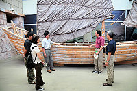 客家電視台新八點檔連續劇「彩色寧靜海」來馬取景,台長徐青雲、主角潘朝森(右二)在觀光局長曹爾元陪同下四處參訪,尋求能代表馬祖特色又能增進劇集內容的在地感動要素。(圖/文:曹重偉)