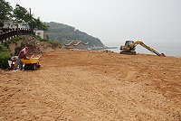 　「鐵板燒塔節」主辦單位配合活動舉行，將堆放廢棄物的空地整理成臨時停車場。（圖／文：鄭慧菁）