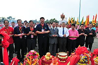 來自馬祖的媽祖金身順利首度直航抵達台中梧棲港,台中縣長黃仲生代表當地熱烈迎接並親自參加接駕儀式,與縣長陳雪生等人一起上香祈福。(圖/文:曹重偉)