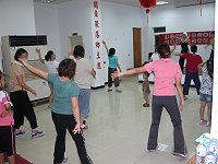 　有氧瑜珈運動，光是初期暖身就已經讓學員們氣喘吁吁。（圖／文：林冰芳）