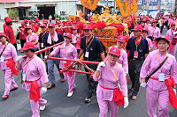 　馬祖境天后宮的媽祖金身首次跨海到桃園遶境祈福，吸引大批信眾前往焚香膜拜。（圖／文：曹重偉）