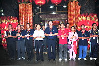 媽祖金身台灣勝境巡安祈福行程昨晚安座在桃園慈護宮,總團長縣長陳雪生等人與桃園縣議會議長曾忠義、桃園市長蘇家明等人進行會香儀式。(圖/文:曹重偉)