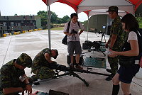 　國軍官兵為民眾示範槍枝裝卸步驟，口令和動作都十分熟練。（圖／說：鄭慧菁）