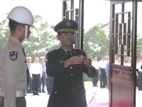 祭典中,指揮官獻上清酒以饗先烈,並期許防區軍民能緬懷先烈德澤為國家犧牲奮鬥的大無畏精神。(圖/文:陳志堅)
