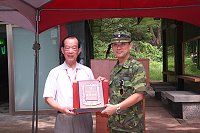 馬防部指揮官張中將頒贈「敬軍楷模」獎牌予基隆市政府勞軍團,以感謝勞軍團不辭辛勞至偏遠外島地區關懷國軍。(圖/文:陳志堅)