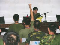 會中,指揮官除對新兵點名,並親自了解新進弟兄日常生活狀況,隨後以過來人身分指出,此地民心純樸、風景優美,有戰地風光,值得各位弟兄利用空閒時間細細品嚐。(圖/文:陳志堅)