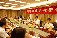 　縣長陳雪生受邀參加兩馬交流合作研討會，因應擴大小三通後的兩馬觀光、環保、海事議題等與大陸官方代表進行討論，現場並接受多家省、市電子、平面媒體專訪，藉此機會行銷馬祖，邀請大陸十三省市民眾到馬一遊。（圖：縣政府提供）