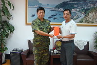 　東引鄉長馮印樂代表陳雪生縣長贈送東引指揮部秋節加菜金，指揮官陳曉明代表接受。（圖：東引鄉公所提供）