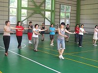 北竿文協志工及社區婦女勤練風燈舞,配合蕭王府移香百年祭活動演出。(圖:北竿文協提供;文:陳鵬雄)