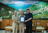 海軍47拖駁艇艇長許清屏(中)榮調回台,縣長陳雪生頒發榮譽縣民證,感謝其長年協助船舶靠港安全,默默付出的努力,而在眾人的閒話家常中,感受到濃濃的離情依依。(圖/文:劉秋月)