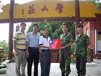 北竿鄉公所前往壁山莊向官兵賀節。(圖:北竿鄉公所提供)
