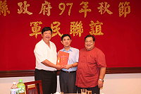 縣長陳雪生也代表致贈「致敬書」及部隊加菜金,感謝連江縣各界年來對國軍的支持與愛護外,並籲請各界繼續支持國防政策,確保國家安全發展,共同追求馬祖地區的安全與繁榮進步,場面溫馨熱鬧。(圖/文:鄭智元)