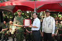 副指揮官陳將軍頒贈「敬軍楷模」獎牌予彰化縣政府勞軍團,以感謝勞軍團不辭辛勞至偏遠外島地區關懷國軍。(圖/文:鄭智元)